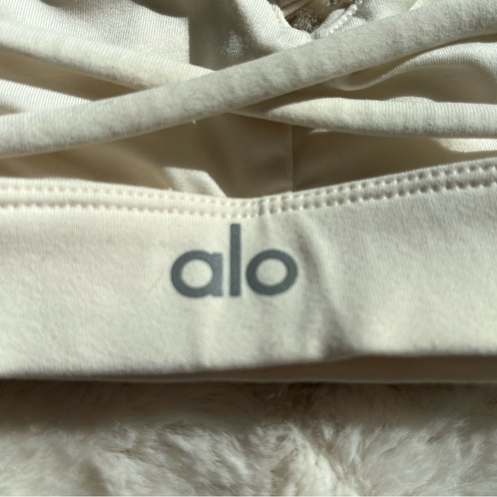 ALO Yoga Ivory Interlace sports Bra, Small - Picture 4 of 5